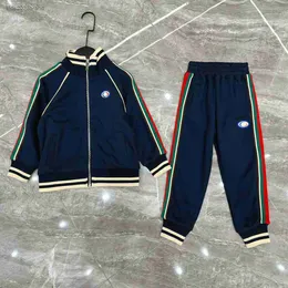 Spårdräkter designer Autumn Baby Sports Suits Storlek 90-160 cm 2st Multi Color Striped Design Zippered Jacket and Leggings juli27