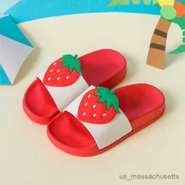 Скользкая фруктовая стиль детские тапочки легкие не скользящие дома для помещений для туфли для туфли для ванной комнаты для детской обувь для детских шлепанцев для девочек R230815