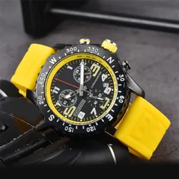 AAA Montres Avenger Luxury Watch Quartz Endurance Mens Wristwatch الرسمية الشعبية الشعبية متعددة الاتصالات أسود مصمم مطاط أبيض أبيض ساعة الترفيه SB048 Q2