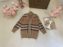 Tasarımcı Kids hırka bebek kazak düğmesi dekorasyon çocuk ceket boyutu 100-160 cm şerit geçiş tasarımı palto Temmuz 16