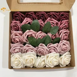 装飾的な花1box/25pcs人工バラ結婚式のブーケシルクフェイクフラワーペムと葉のバラの装飾