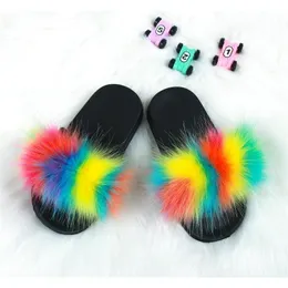 Slipper Kids Girls Rainbow Plush Faux Päls Sandal med mjuk päls flerfärgad Summer Spring Winter House Outdoor Shoes 230815