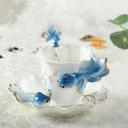 Tassen Goldfisch Emaille Kaffeetasse mit Untertassenlöffel 3d Keramikmilch Tee Set Frühstück Wasserflasche Christma Geschenk Küche Becher 230815