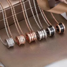 Mode bvlgr smycken varumärke designer kvinnors tillbehör liten röd svartvit keramisk halsband full diamant liten man krage kedja dekoration par halsband