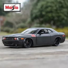 Diecast Model Maisto 1 24 2008 Dodge Challenger Спортивный автомобиль Статический лифт.