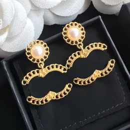 2024Stud Orecchini di moda Designer Brand Lettera Ear Stud Loop Goccia di cristallo Orecchino di rame Donna Oro placcato argento Gioielli da sposa Regalo