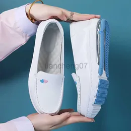 حذاء فستان مسطح جديد امرأة متسكعون أحذية ممرضة غير رسمية للإناث في الهواء الطلق غير قابلة للانزلاق ناعمًا أبيض أحذية.