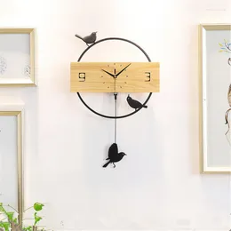 Wanduhren Vogelschwung Uhr Wohnzimmer Nordisch einfache hölzerne Haus stiller Quarz Hanging Uhr Horologe Horologe