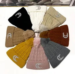 Berömda herrkvinnor Designer Crystal Rhinestone Beanie Hat Luxury Brand Letter Skull Caps Rand Solid Color Wool Sticked Hats With Pompom Warm Cap Fashion Accessory
