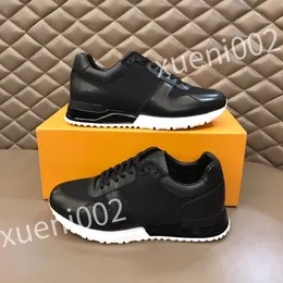 2023 Sapatos de designer novos tênis de couro tênis triplos brancos homens negros homens jovens sapatos esportivos de moda clássica sapatos de pai velho rd0907