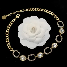 Vintage -verzierte Halskette Frauen Marke hohl Kupferkette Diamant Anhänger Strass Retro Halskette Luxus Party Schmuck Valentines Geschenk