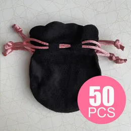 صناديق المجوهرات 50pcs أبيض أسود مقلاة الفانيلا txxx t-bear المجوهرات هدية مخملية حقيبة حقيبة تلميع القماش تناسب الأساور الأصلية سحر 230815