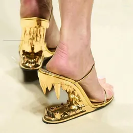 Sandaler Wolf Tooth Strenge Shaped Heel Metal Leather Fashion Märkesdesigner 2023 Spring Ins High Catwalk Sexig stil