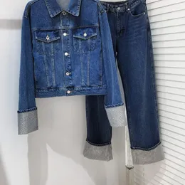 Kvinnors tvåstycksbyxor 2023 Kvinnor Fashion Crystal Cuff Denim Jacket 2 Set Classics Blue Lapel Pockets Jackets Hög midja Jeans Byxor