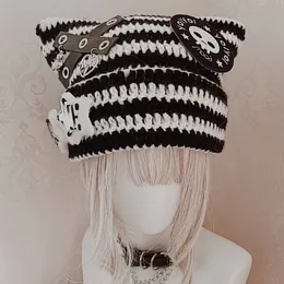 ビーニー/スカルキャップハラジュクスタイル日本のゴシックビーニーハットストライプニットキャップ秋冬のかわいいオックスホーンY2K女の子の帽子230815