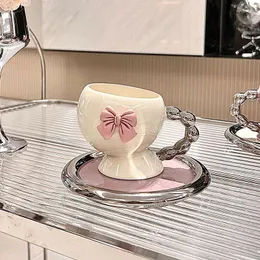 Cups Saucers kreative nordische leichte Luxus hohe Schönheit Kaffeetasse und Gericht Exquisite britische Nachmittags -Geschirr Keramik Keramik