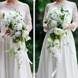 結婚式の花女性の偽の白い花柄の花嫁のためのブーケは、絹の儀式記念日を保持している滝の滝