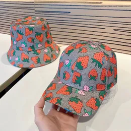 Designer Hat Hat Hat Mens e Womens Hat Hat Fashion Classic Style Strawberry Print Design Sun Shade Social Gathering Regali per fare applicazione