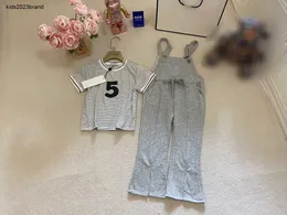 デザイナーベビー服の子供のトラックスーツガールドレスサイズ100-150 cm 2PCSデジタルストライプTシャツとフレアストラップパンツ贅沢な6月23日