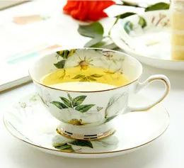 Mugs 220ml Fine Bone China Tea Cup Set Saucer Camellia Design Tasse A Cafe Ceramic Espresso Coffee Coffee Cups 및 230817