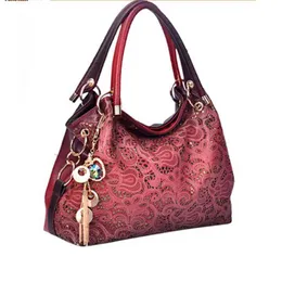 Sacos de mão superior hobo para mulheres Hollow out ombre couro bolsa estampa floral bolsa de ombro de ombro de mulheres retro bolsa fêmea com borla hkd230817