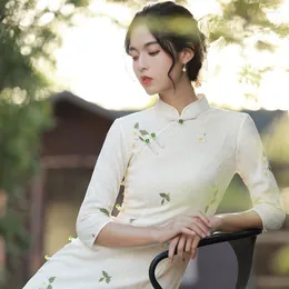 エスニック服の白い長袖Cheongsam 2023 Long Young Dress初秋のエレガントな改良された中国スタイルのQipao