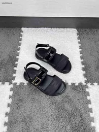 Designer Kids Shoes Shiny Metal Buckle Kids Sandaler Lack Läder Shoelaces Child Slippers Box Packaging Barnstorlek 26-35