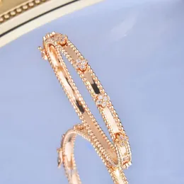 Brand Designer Clover Bangle Bracelet For Women 18K Gold Plated Full Crystal Four Leaf Perlee Sweet Clover Flower Cuff Valentine Party Gift With