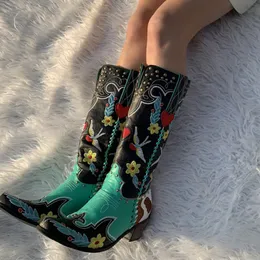 Vestido Sapatos 2023 Inverno Blue Western Cowboy Boot grossa saltos espessos de ponta do dedo bordado Botas de cowgirl de moda intermediária 230816