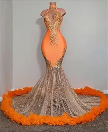 Vestidos de baile de sereia laranja de meninas pretas 2023 cetim de cetim lantejacho penas de pescoço alto de luxo saia de luxo festas de festas formais para mulheres