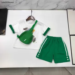 デザイナーのベビー服の子供のトラックスーツサイズ110-160 cm線形3次元デザインパターン印刷されたTシャツとショートパンツ5月16日