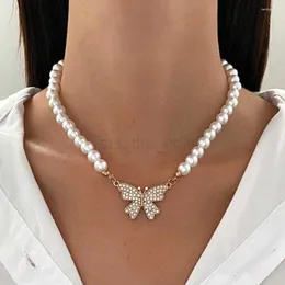Colares de pingentes de colares pendentes de pingente elegante imitação de pérola colar de borboleta para mulheres simples versátil miçangas 2023 jóias de festas