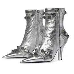 Cagole 90mm Bootie Metallized Silver Women 스파이크 금속 벨트 버클 장식 뾰족한 발가락 패션 부츠 정품 가죽 오토바이 부츠 디자이너 지퍼 발목 부츠