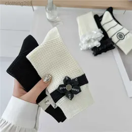 23 Autumn and Winter New Women's Socks Small Fragrance Style Ornaments spets Mid Tube Socks Svart och vita broderier Stripe Decorative Socks