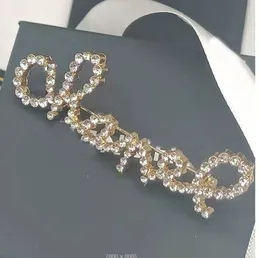 Lyx män kvinnor designer varumärke brev broscher 18k guld pläterad inlagd kristall strass smycken brosch gifta bröllop kostym pins party modetillbehör gåva