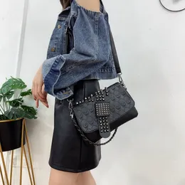 Rivet Vintage Black Crossbody Bag Women Women PVC Messenger Bag Cool Skull ombro Bolsa Bolsa Bolsa Bolso