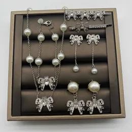 Projektant marki miumiu mody naszyjnik diamentowy bowknot perłowy frędzle długi styl celebrytów Temperament kolczyki bransoletki do włosów