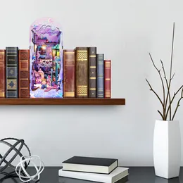 Dekorativa objekt Figurer DIY Book Nook Kit 3D Träpussel Bokhyllan Insert Dekor med LED Light Miniature Dollhouse Model Creative Education 230817