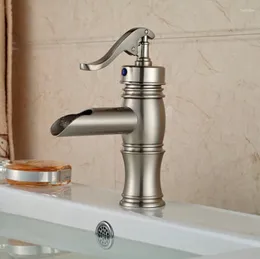 Rubinetti del lavandino da bagno moderni moderni manico singolo mixer a cascata rubinetto acqua fredda bacino del ponte montato