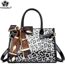 Totes mode leopard handväska kvinnor lyxiga halsdukar axelväskor designer kvalitet läder crossbody väskor kvinnlig stor kapacitet tote hkd230818