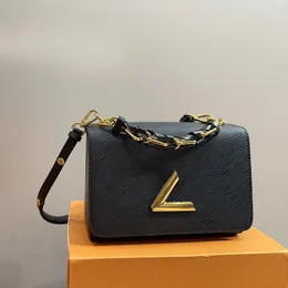 Designer axelväska handväska mode twist väskor enkelt läder litet fyrkantigt märke crossbody handväska plånbok populär metallkedja v formad spänne messenger väska m21109