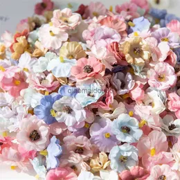 Dekorativa blommor kransar 50 st 3cm diy konstgjord siden daisy blommor huvudkläder hatt tillbehör bröllop scen dekoration rekvisita blommvägg dekoration hkd230818