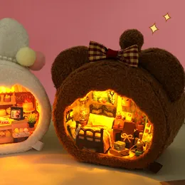 Akcesoria do lalki niedźwiedź Dollhouse drewno plastikowe lśniące lalki dom z przyciskiem baterii Zabawki dla dziewcząt prezenty na dekorację grę 230818