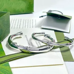 Luxuriöse Designer-Armbänder für Damen. Trendiges Modearmband-Design, öffnendes Silberarmband. Hochwertiger Schmuck. Sehr schön 1.1 mit Original-Logo