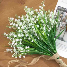 装飾的な花の花輪谷のプラスチックの白いユリ人工花の鐘の花の偽の植物ブーケのユリホームウェディングパーティー装飾HKD230818