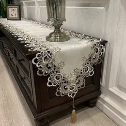 Table Runner Table Runner Embroidered Cabinet Tablecloth Lace Pendant Tassel Dresser Table Flag Dust Cover for Wedding Valentine's Day decor 230818
