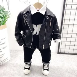 Kläder sätter pojkar kläder småbarn barn baby kostym pojke kläder set mode faux läder kappa stickade tröjor jeans byxor 3 st 26 år 230818