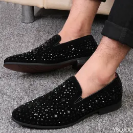 Klänningskor svarta spikar varumärke mens loafers lyxskor denim och metall paljetter högkvalitativ mäns skor modefest lägenheter 230817
