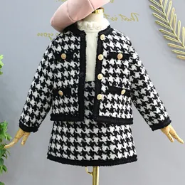 Conjuntos de roupas Girls Girls Sets Roupas Infantil Autumn Winter Plaid Coreano Terno Knit Cardigan Skirt Short Skirt 2pcs Roupfits 230818