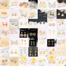 500 Sytle Toptan Cazibe Küpe Saplama 18K Altın Kaplama Basit Marka Tasarımcıları Mektuplar Stud Ünlü Cazibe Kadın Tasselleri Kristal Rhinestone İnci 25 Gümüş